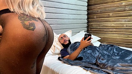 NO DEJABA EL CELULAR HASTA QUE VIO MI CULO Y MI VERGA DURA