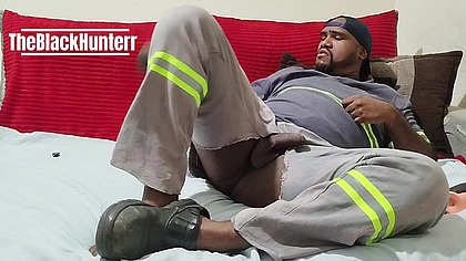 Uniforme rasgado brincando com meu cu e gozando na bota