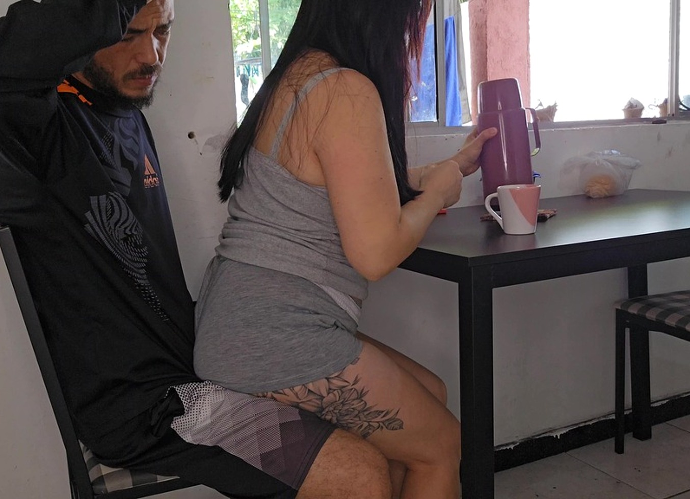 Minha Enteada Safada Sentou No Meu Colo Enquanto Comia, Mas Ela Comecou A Se Mexer Muito