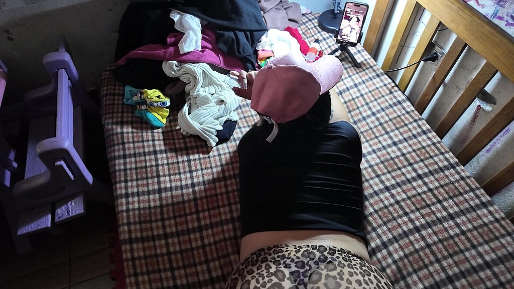 vino mi companero de cuarto, me vio transmitiendo y se aprovecho de mi (Valentinaax, Lcpe) vino mi companero de cuarto, me vio transmitiendo y se aprovecho de mi (Valentinaax, Lcpe)