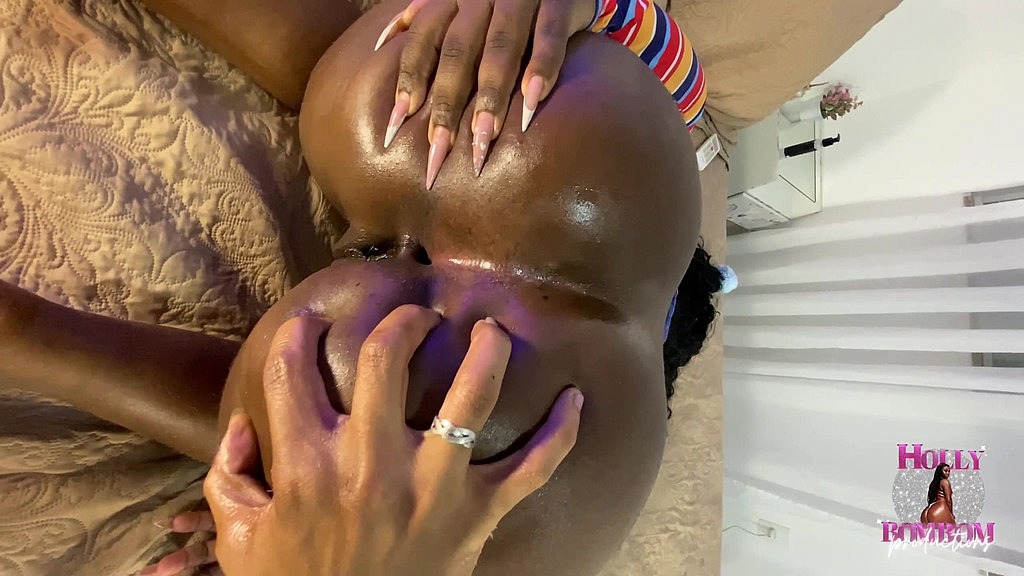 B black, Holly Bombom: foda de halloween quente (AnalVids.com) foda de halloween quente (B black, Holly Bombom)