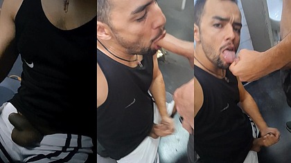 Voltando do trabalho e com muito tesao desci na linha azul do metro e fui no banheiro.