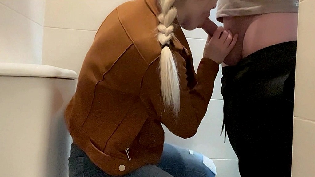 Lararussiandoll, Leoph: sexo arriesgado en el bano del centro komercial ! (AnalVids.com) sexo arriesgado en el bano del centro comercial ! (Lararussiandoll, Leoph)