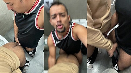 ESSE SAFADO VOLTOU, DEU GOSTOSO, PRIMEIRA VEZ DELE FODENDO EM WC PUBLICO.