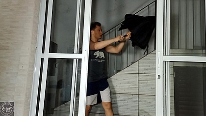 Minha vizinha ficou sozinha e aproveitei para fazer uma visita a ela