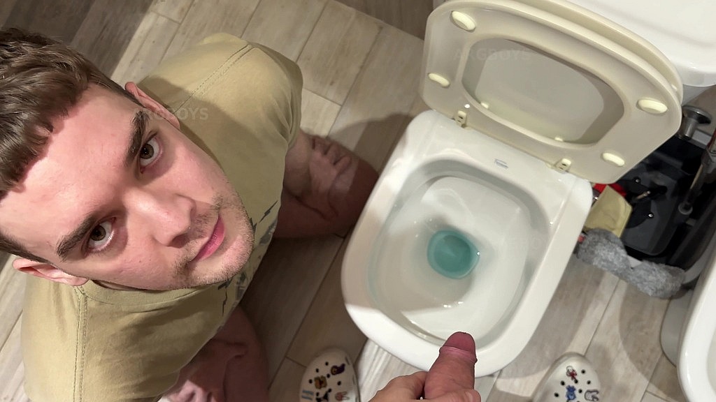 he kisses my big hard cock while i pee (Argboy,Kinky Arty) he kisses my big hard cock while i pee (Argboy,Kinky Arty)