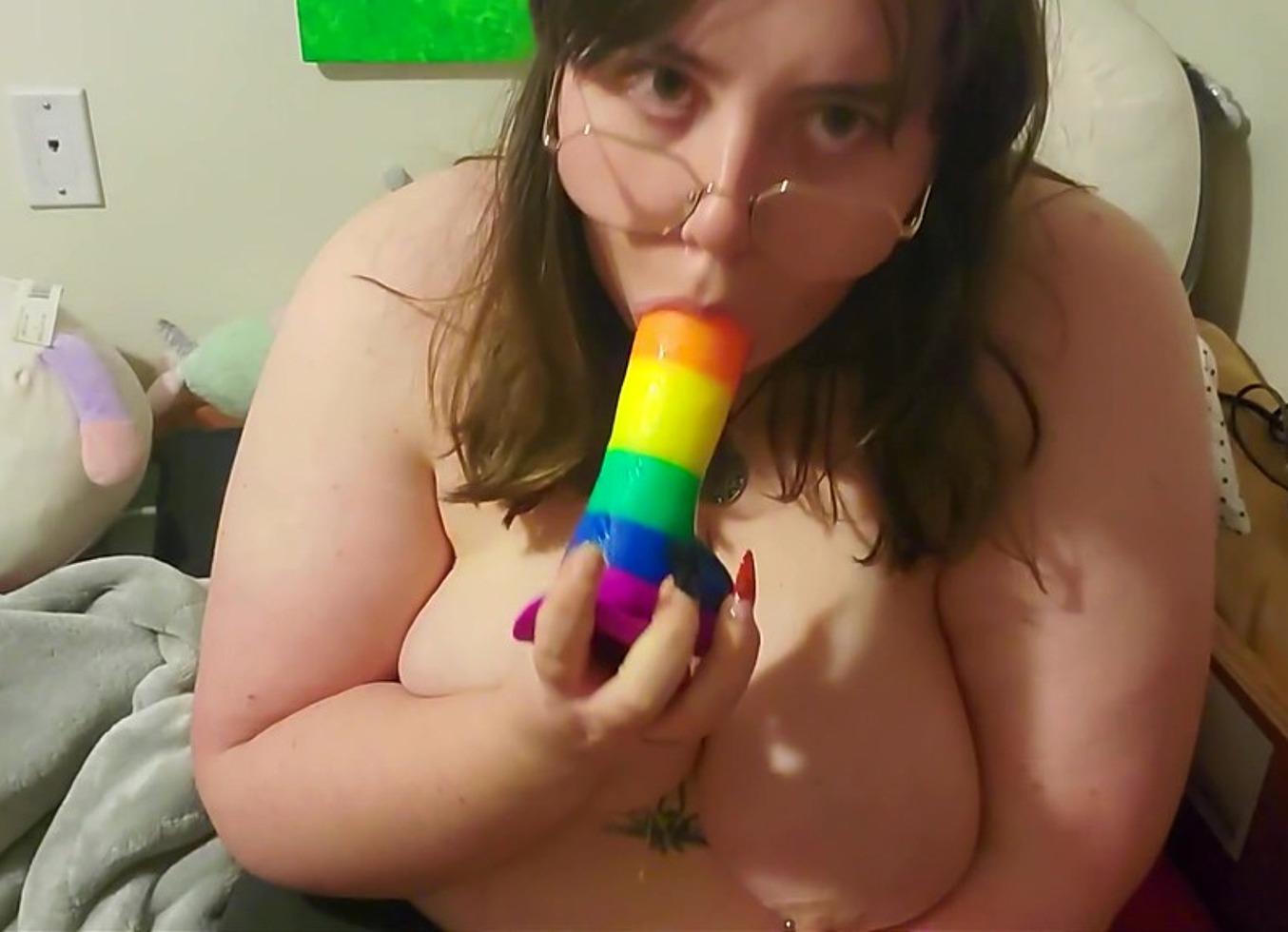 Slutty Busty BBW Sucks The Dildo