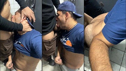 Mamei o twink depois ele socou rolo no meu rabo dentro do banheiro.
