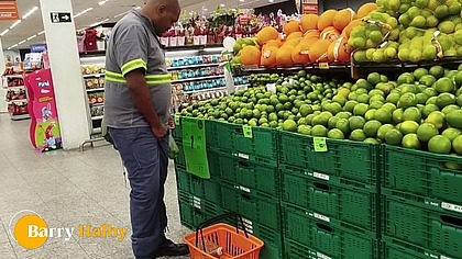 Cacei o boy no mercado e deu o cu no banheiro do mercado