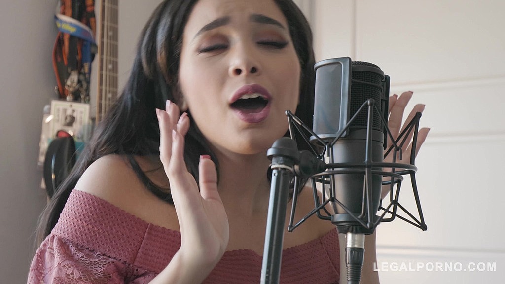 lucious teen singer aaliyah hadid swaps mic for dude's big monster cock gp482