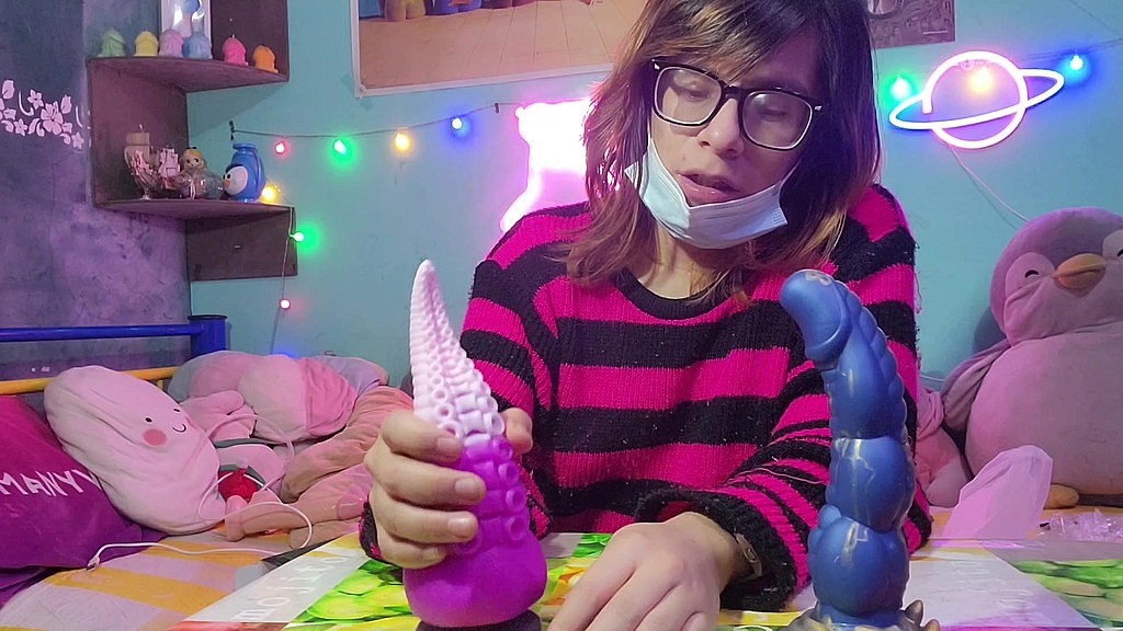 unboxing my huge dildo (Crystal Phoenix) unboxing my huge dildo (Crystal Phoenix)