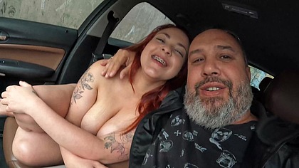 A novinha Nicole Romanoff muito safada veio e caiu de boca na rola do motorista