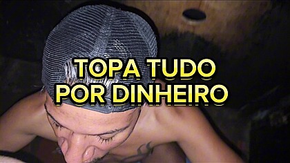 Corno convida estranho na rua para comer seu namorado, quando viu o tamanho da rola do negao ficou louco.