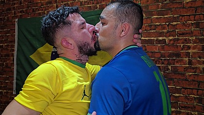 Torcedores numa pegacao bem quente apos jogo de futebol do Brasil contra o Egito - Parte 02