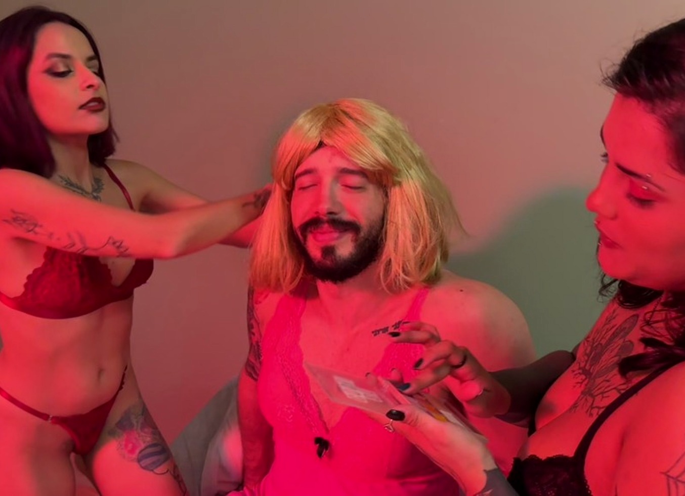 Virei Uma Verdadeira Garota Nas Maos Delas