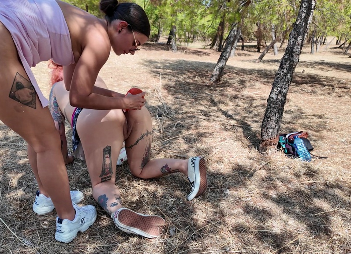 Rebeca Y Cris Enema En El Parque