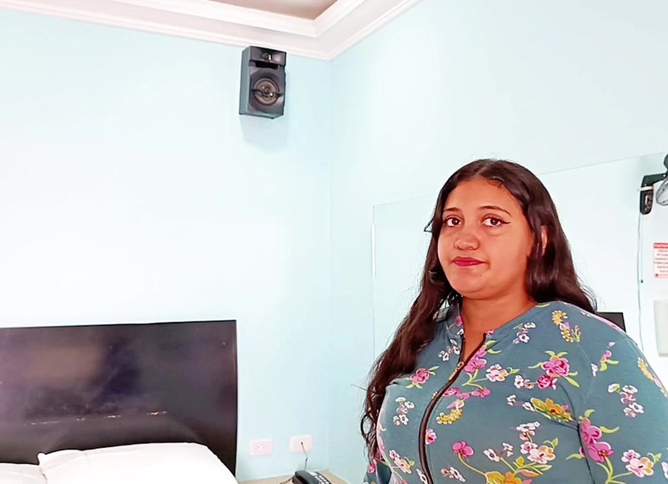 Comparto Cama Con Hijastro Y Lo Descubro Masturbandose Mientras Ve