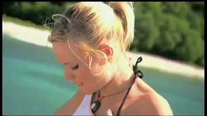 Yasmine Gold Masturbates While Having Her Asshole Drilled on a Beach