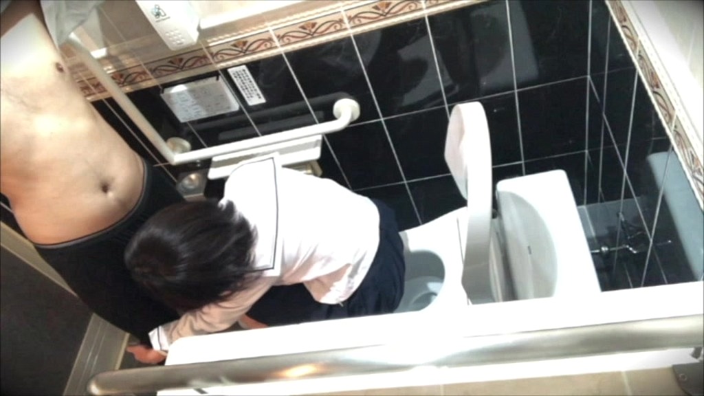 「もっと僕のチンコを綺麗な足の裏で踏んでください…」と公◯便◯で円する女◯高◯生に頼むサラリーマン33歳。 (Momoka, Nono) 「もっと僕のチンコを綺麗な足の裏で踏んでください…」と公◯便◯で円する女◯高◯生に頼むサラリーマン33歳。 (Momoka, Nono)