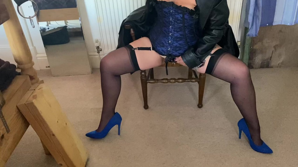 lana gets home and fucks herself til she squirts full video