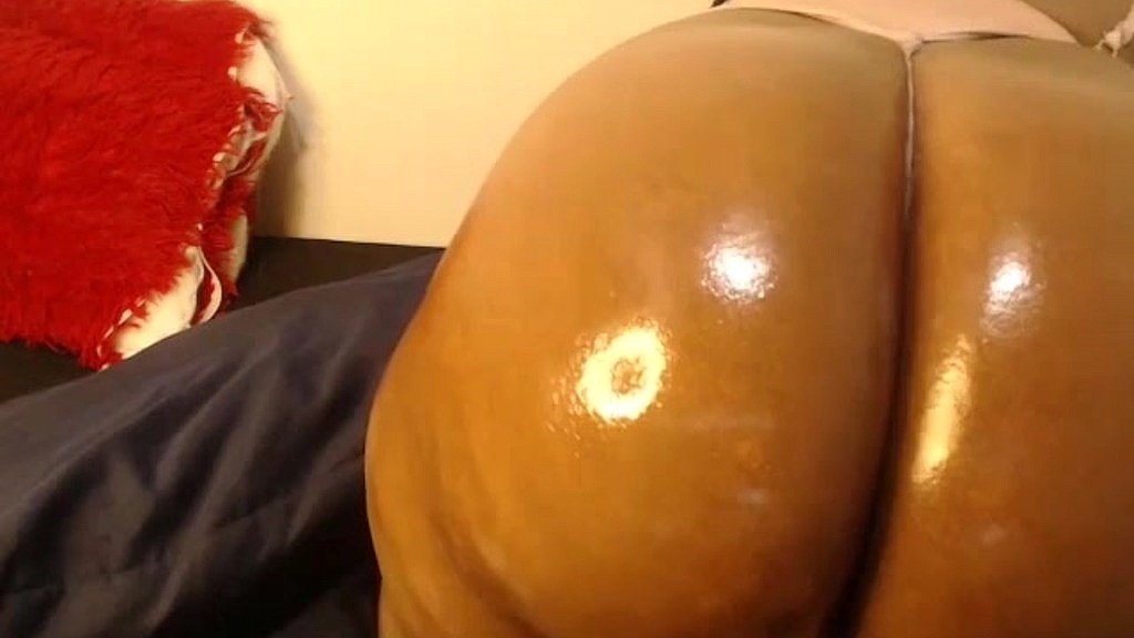 oiled booty bouncing (BigLayla) oiled booty bouncing (BigLayla)
