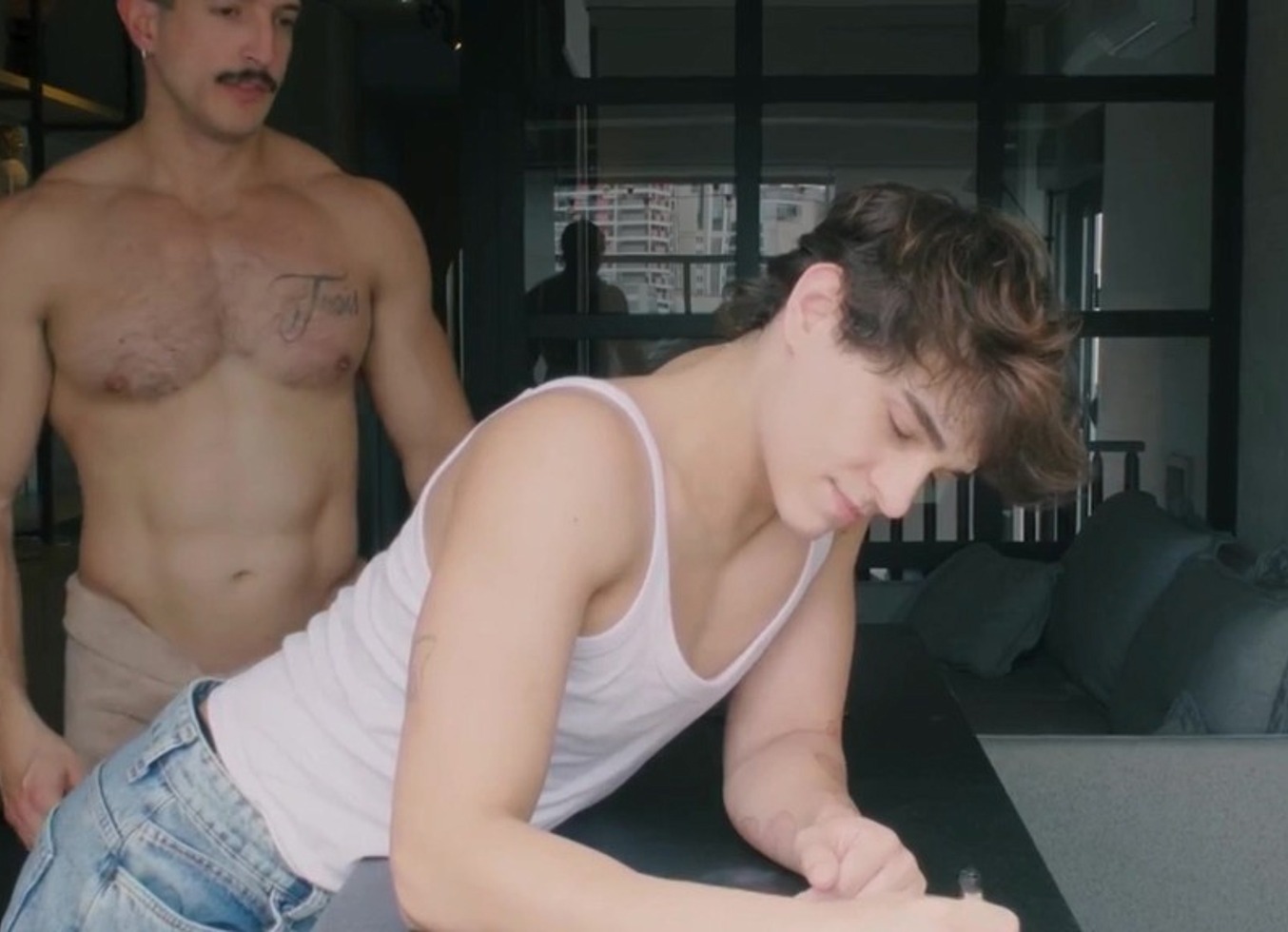 Novinho Twunk Deixa Gringo Encher Seu Cuzinho De Leite. - Parte I