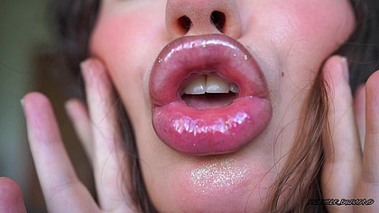 Pillow-soft glitter lipgloss deep kiss