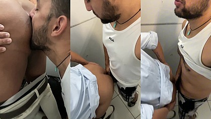 MACHO OFERECENDO SUA PICA GROSSA PARA O CASADO QUE ESTAVA NO MICTORIO DO BANHEIRO, PUTO NAO AGUENTOU E DEU SEU CU AO DESCONHECIDO.