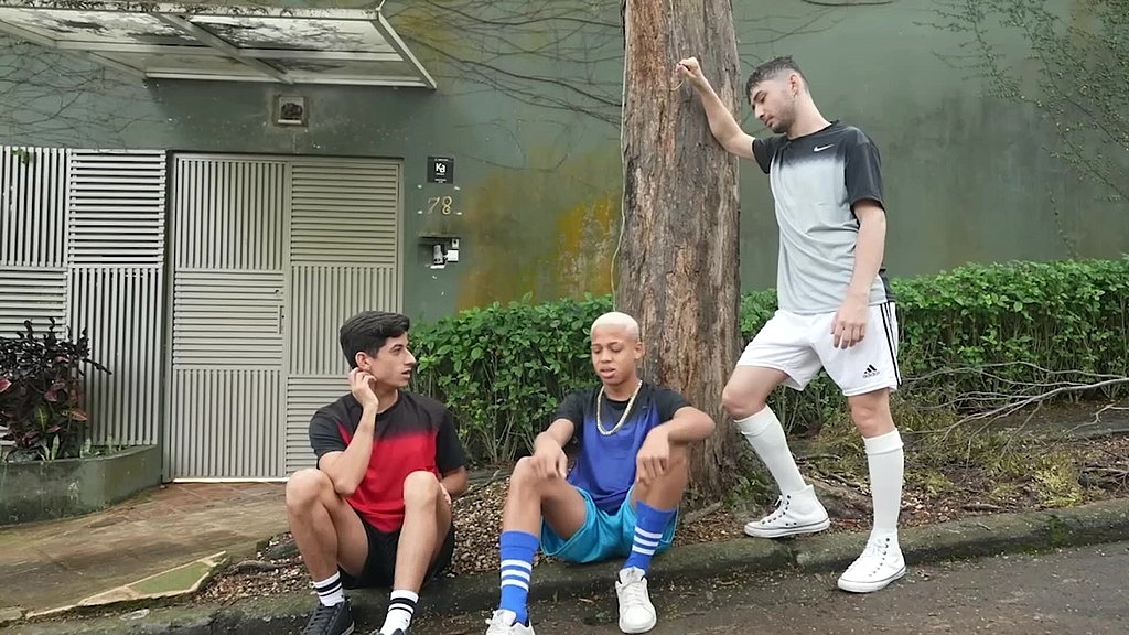 depois da pelada, levei o atacante pra casa pra fazermos uma putaria. (Lucas Ferrari, Bruninho, Ravi Lucca) depois da pelada, levei o atacante pra casa pra fazermos uma putaria. (Lucas Ferrari, Bruninho, Ravi Lucca)