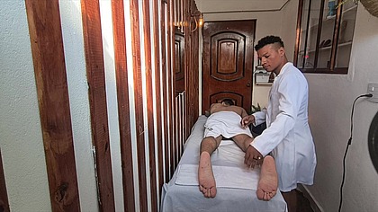 ERA PARA SER UMA DEPILACAO COM MASSAGEM, MAS O TWINK ME COMEU E BEM GOSTOSO.