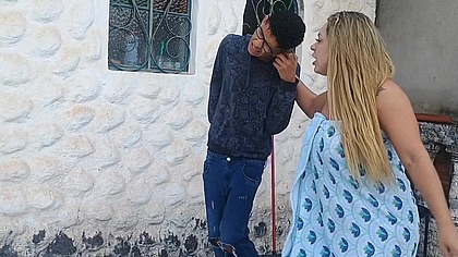 Espiei minha madrasta tomando banho e ela me castigou com sua enorme bunda