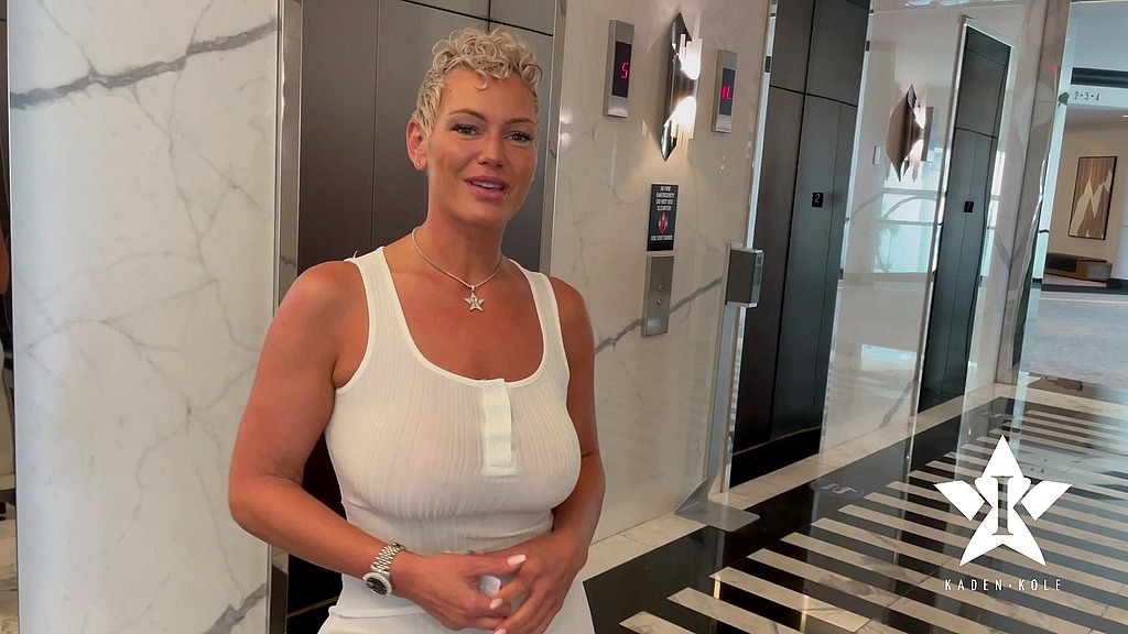 splendida modella tettona scopa un fan che ha appena incontrato nella hall dell'hotel - kaden kole daddy jm (Daddy Jm, Kaden Kole) gorgeous busty ig model fucks a fan she just met in the hotel lobby - kaden kole daddy jm (Daddy Jm, Kaden Kole)