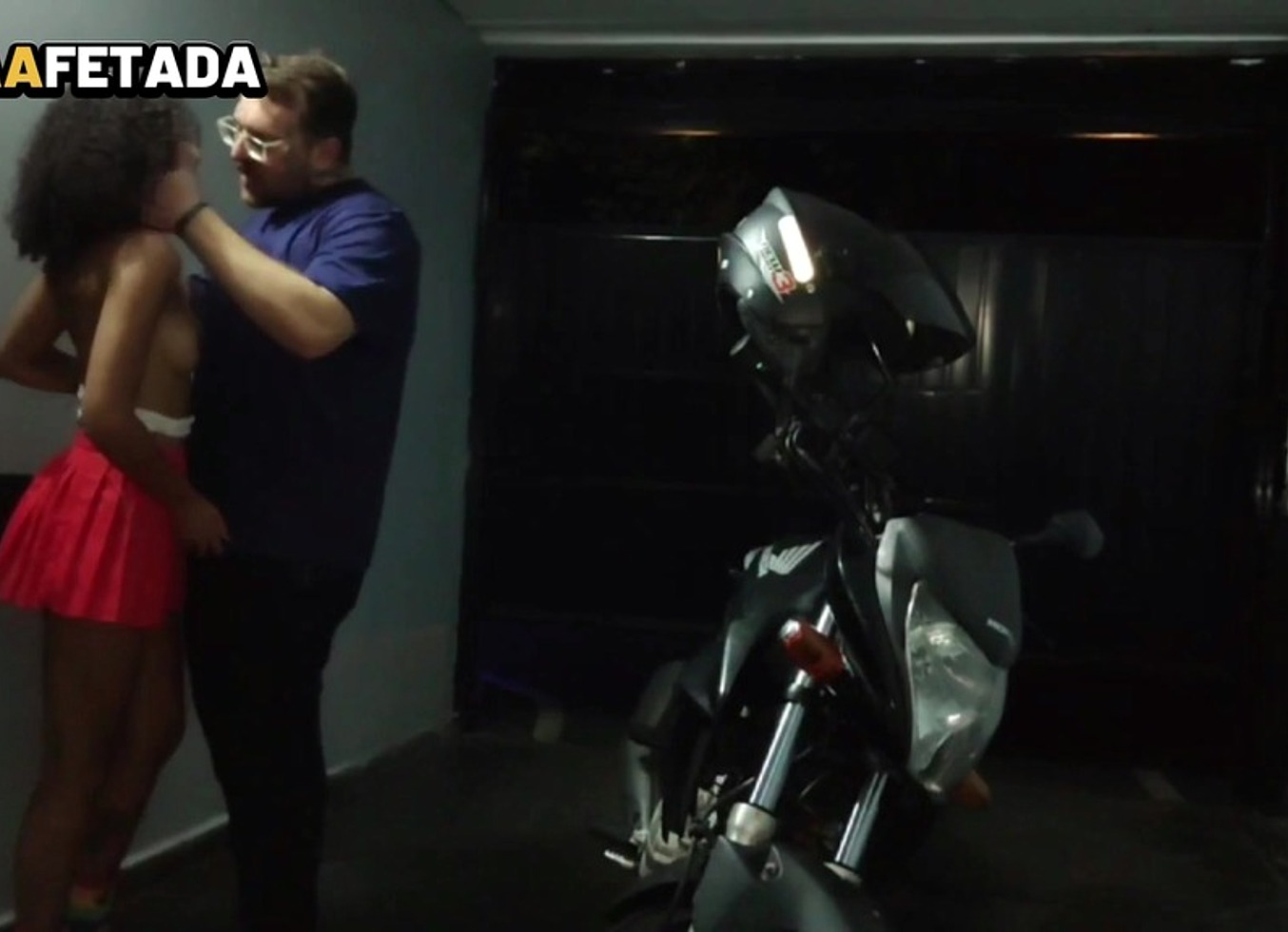 Putinha Safada Louca Pra Dar Chamou Um Pa Para Foder Com Ela E Transou Na Garagem Mesmo