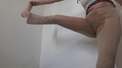 Yoga pants fetish – wetting and teasing pissing