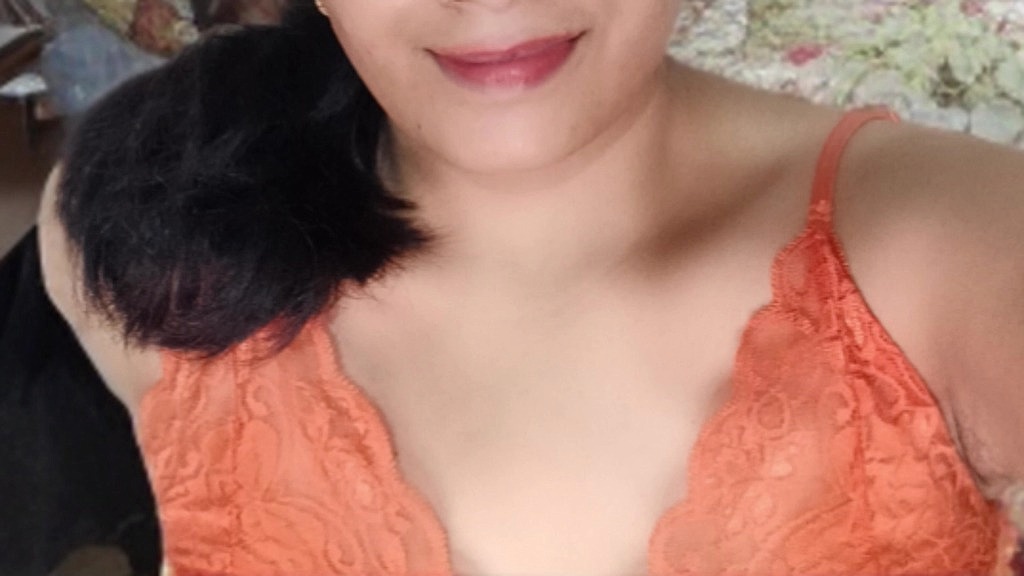 sexy nisha bhabhi fingered with ex-boyfriend by putting cucumber in her pussy (Sonu) sexy nisha bhabhi fingered with ex-boyfriend by putting cucumber in her pussy (Sonu)