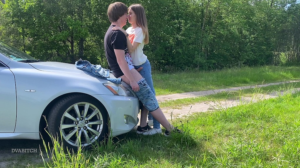 piccola ragazza succhia il cazzo all'aperto sulla strada laterale e viene scopata all'aperto sul cofano della macchina (Nika Bunny, Adam Hwang) petite babe sucking dick outdoors on the side road and got fucked outdoors on the car hood (Nika Bunny, Adam Hwang)