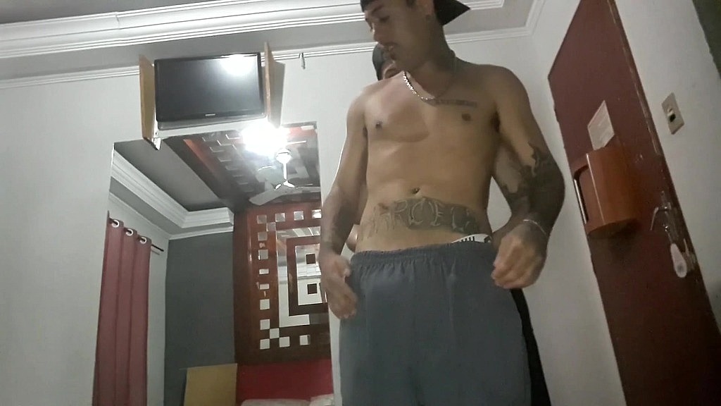 esqueitista bissexual perdendo a virgindade (Pegador, Matheus) esqueitista bissexual perdendo a virgindade (Pegador, Matheus)
