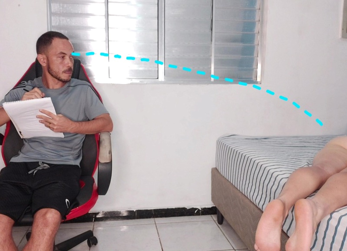 Meia-Irma Excitada Fica Com A Bunda Exposta Para Provocar Seu Meio-Irmao