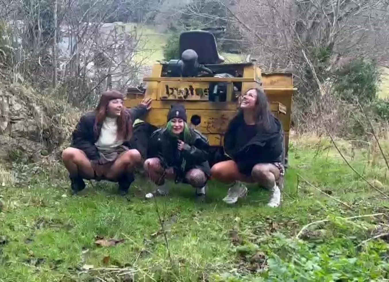 Three Besties Peeing Behind The Dump Truck!!