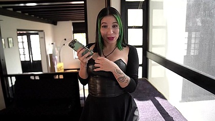 Ardiente Colombiana de tinder nos vista en la mansion del porno y se masturba en la sala