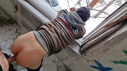 A straight man fucked a jerking guy in an abandoned hospital building