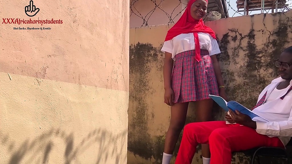 una studentessa arrapata distrae lo studente senior serio e scopa il suo grosso cazzo nero fuori dall'aula (Switpussy9ja, Black Cock Tunz) horny school girl distracted the serious senior student and fucks his big black cock outside the classroom (Switpussy9ja, Black Cock Tunz)