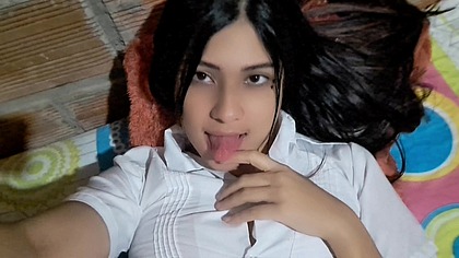 COLOMBIANA SE MASTURBA Y MUESTRA SUS GRANDES TETAS