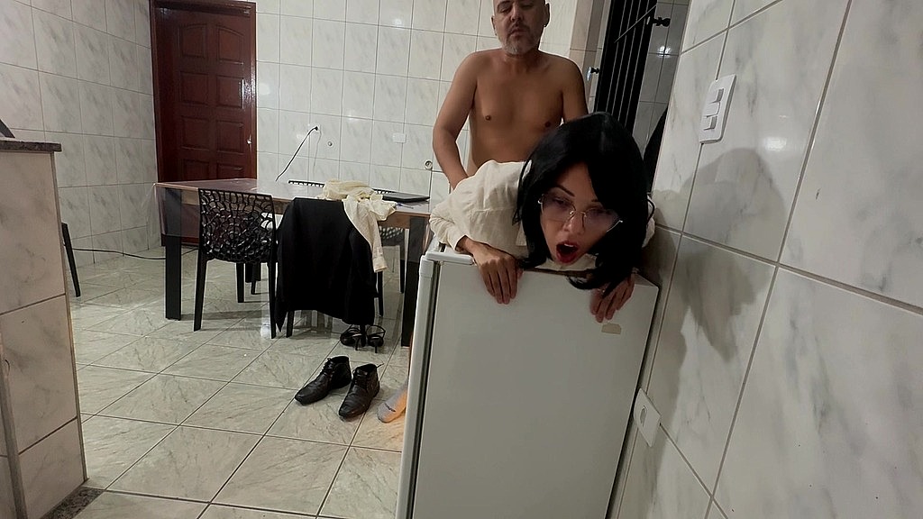 Victor SweetCoupleStories, Gabi SweetCoupleStories: la segretaria viene sorpresa con schiaffi sul sedere e penetrazione anale con eiaculazione interna. (AnalVids.com) secretary is surprised with slaps on the butt and anal penetration with creampie. (Victor SweetCoupleStories, Gabi SweetCoupleStories)