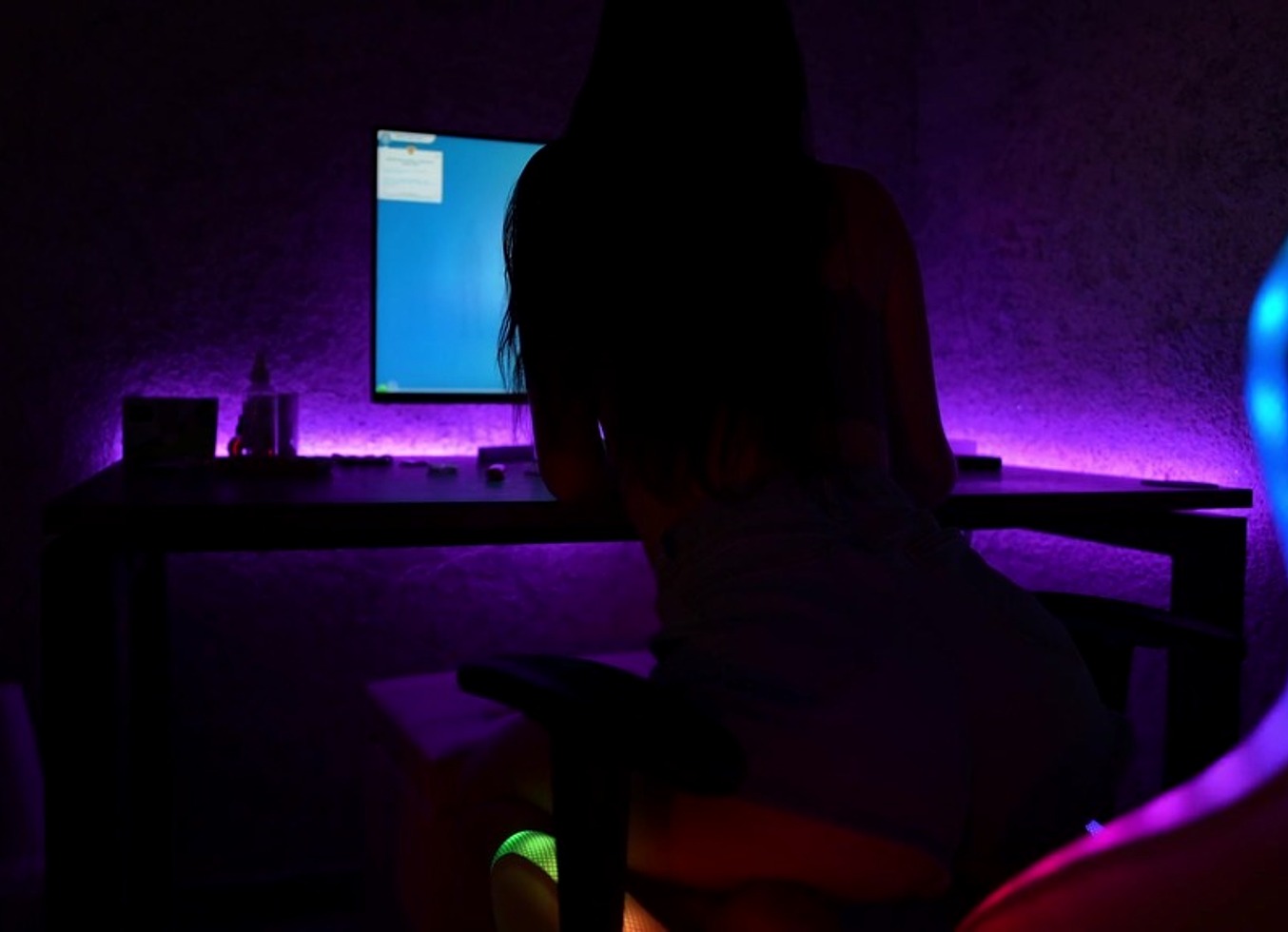 Gamer Girl Playing Simi 4 With Short Shorts