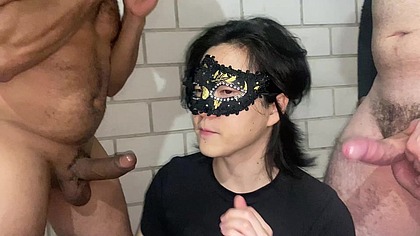 JAPINHA TRANS SAFADA CHAMOU DOIS AMIGOS PRA COMER O CUZINHO DELA, DEMOS UM BANHO DE PORRA NELA - EVEZZINI