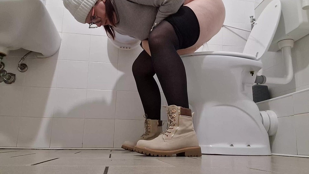 great collection of pee in public toilet (Nicoletta Embassi) great collection of pee in public toilet (Nicoletta Embassi)