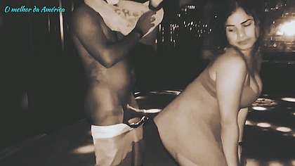 No meio da boate a novinha baixa a boca e comeca a mamar meu cacete