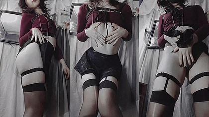 Goth Latina en Top Rojo y Arnes