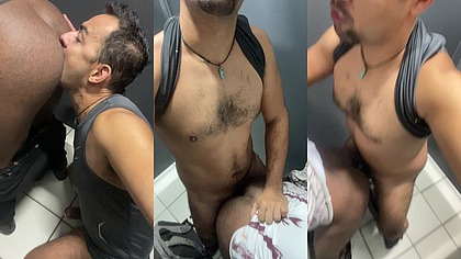 Safadeza no banheiro da academia com tres machos com muito tesao e audaciosos.